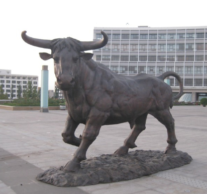 广场雕塑：牛